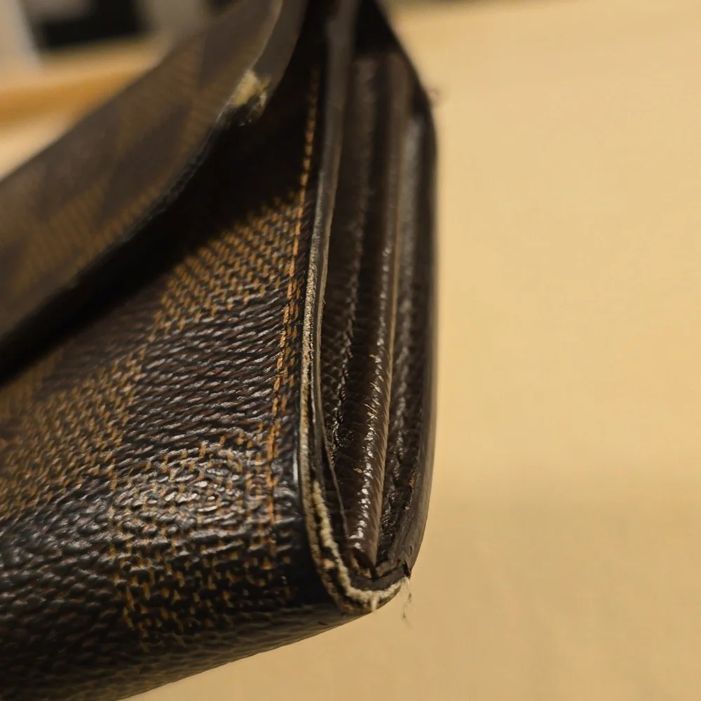 Louis Vuitton wallet in iconic Damier Ebene coated canvas with gold hardware - Picture 7 of 12